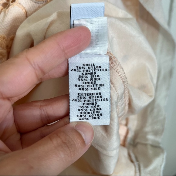 DIANA VON FURSTENBERG Lace Pattern Floral Crew Neck Button Center Top size 10 - Picture 5 of 8